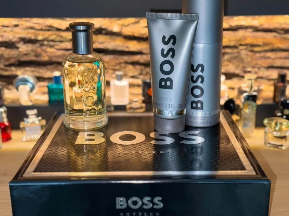 Boss Bottled cadeauverpakking voor mannen eau de toilette 100 ml + douchegel 100 ml + deospray 150 ml 100 ml + sprchový gel 100 ml + deosprej 150 ml