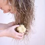 Lamazuna Stugge conditioner voor alle haartypes BIO - vanille (75 g) - temt het haar en geurt het zoet