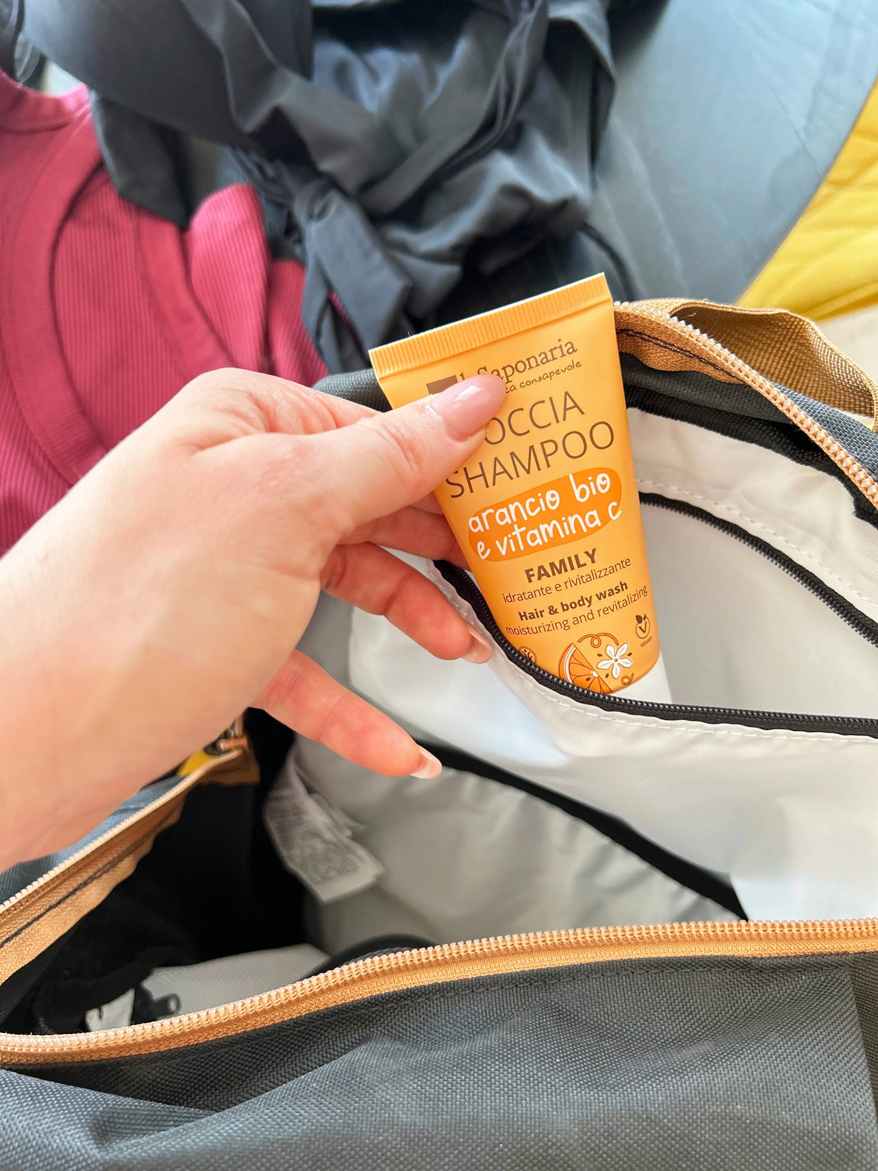laSaponaria Douchegel en shampoo 2-in-1 met biologische sinaasappel en vitamine C voor het hele gezin 500 ml - met een zoete en verkwikkende geur
