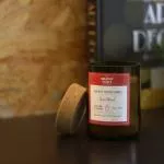 The Greatest Candle in the World De Grootste Kaars Kaars in een wijnfles (170 g) - hout en kruiden - gaat ongeveer 50 uur mee