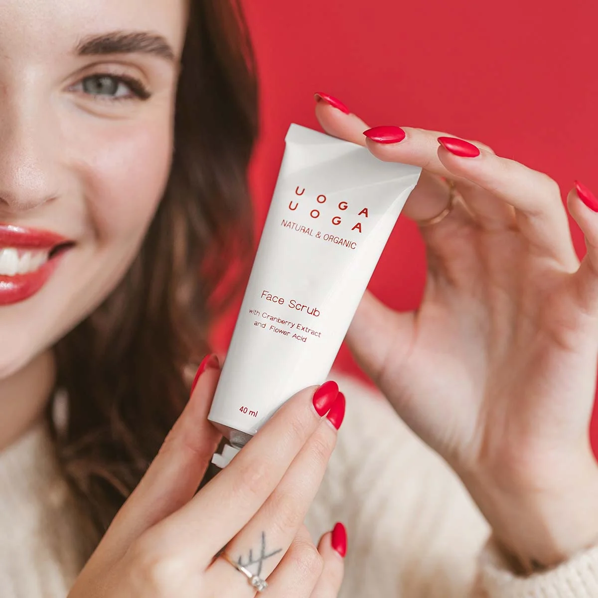 Uoga Uoga Regenererende gezichtspeeling met veenbessen (40 ml) - voor een gladdere en stralendere huid