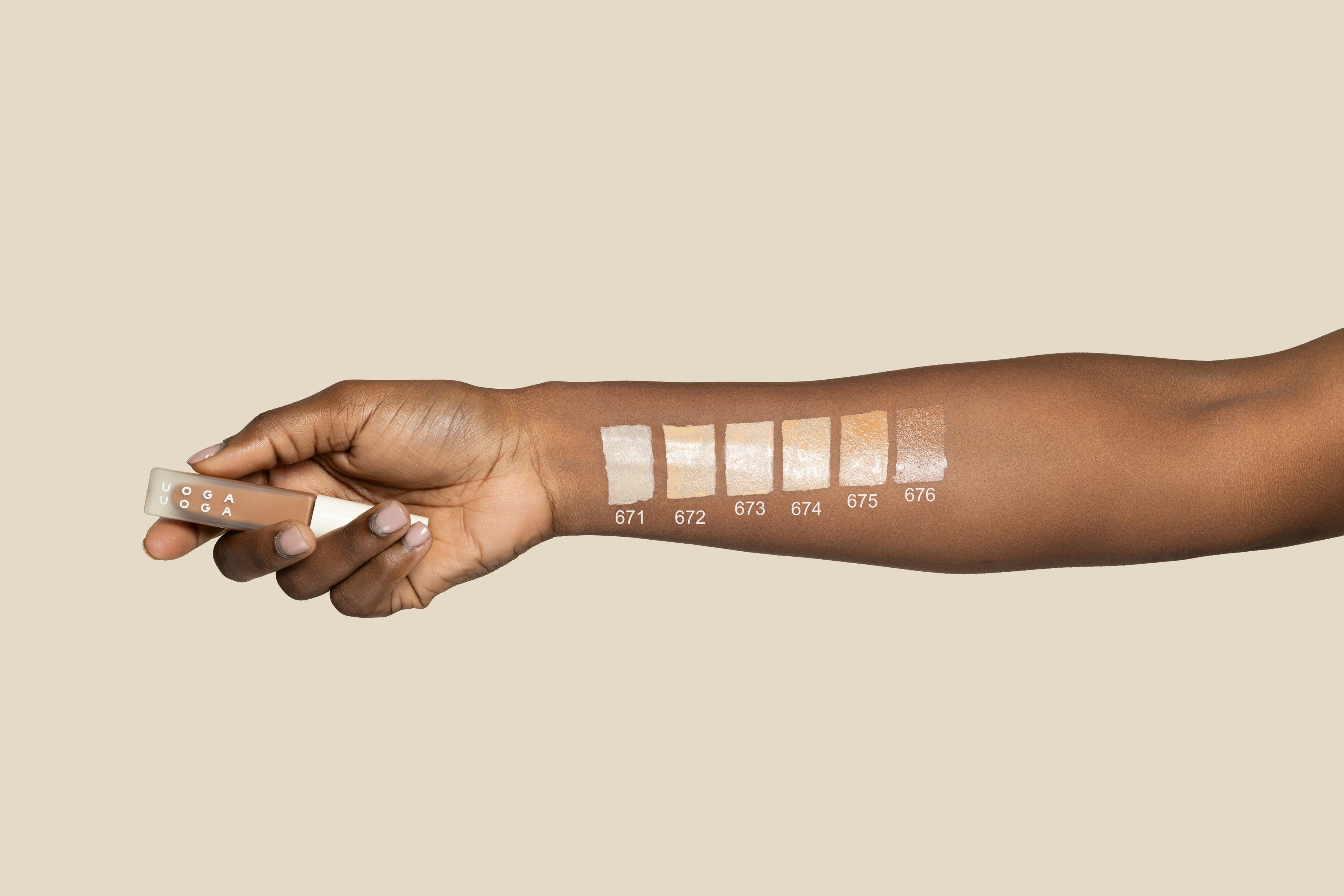 Uoga Uoga Vloeibare concealer (5 ml) Invisible Hero No. 2 - 672 Light Warm - onzichtbare held voor huidoneffenheden