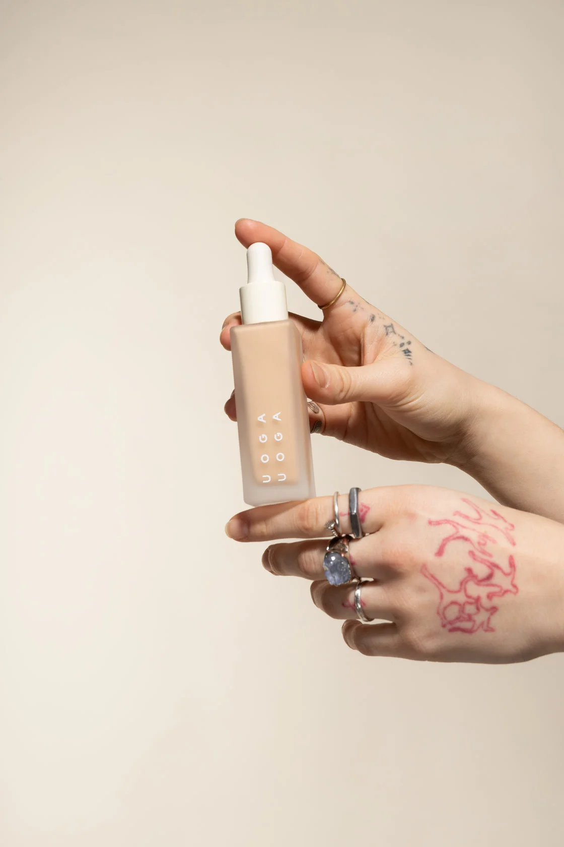 Uoga Uoga Vloeibare minerale make-up en serum SPF 20 BIO (30 ml) 687 Warm Stones - hydrateert en beschermt de huid