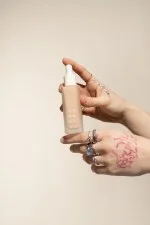 Uoga Uoga Vloeibare minerale make-up en serum SPF 20 BIO (30 ml) 687 Warm Stones - hydrateert en beschermt de huid