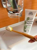 Urtekram Whitening tandpasta met BIO-munt (75 ml) - met een frisse muntsmaak