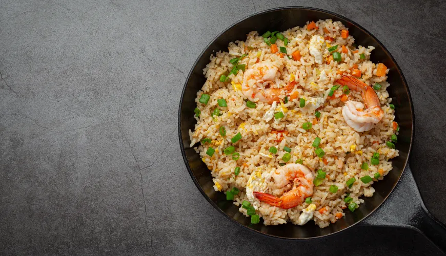 Bereid authentieke Indonesische nasi goreng voor