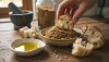 Dukkah is een knapperig Egyptisch mengsel om brood in olie te dippen