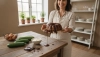 Bak een courgettecake met kwark en chocoladeglazuur