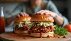 Pulled pork burger is een populaire keuze in restaurants en huishoudens.