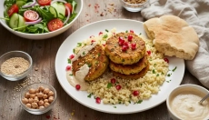 Kikkererwtenkoekjes met tahinisaus die u zullen verrassen