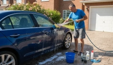 Hoe milieuvriendelijk autowassen water én geld bespaart