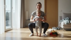 Veilig tillen van kinderen en tassen beschermt uw rug
