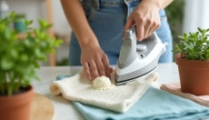 Hoe een strijkijzer schoon te maken van brandvlekken met behulp van huis-tuin-en-keukenmiddeltjes