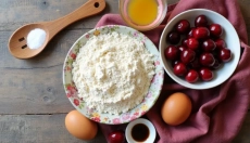 Luchtige kopjes bublanina met fruit, die naar de zomer ruikt