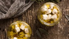 Alles wat je moet weten over zelfgemaakte ingelegde kaas