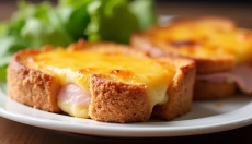 Ontdek de magie van gegratineerde toasts met ham en kaas in de oven