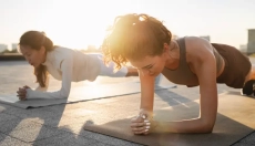 Plank is een eenvoudige oefening die de core versterkt wanneer je het correct uitvoert.
