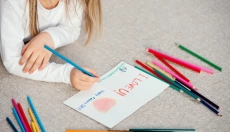 Hoe je gemakkelijk een penvlek uit je kleding krijgt