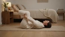 Stretching in de happy baby positie voor het slapengaan ontspant stijve heupen