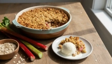 Rabarber crumble met havermoutverkruimeling stelt nooit teleur