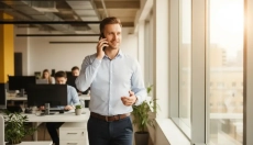 Telefoneer staand en voeg extra beweging toe aan uw lichaam