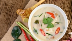 Recept voor Tom Kha Gai, die je zal verwarmen en betoveren met zijn smaak