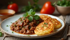 Varkensvleesmix met aardappelpannenkoekjes verrast niet alleen met traditionele smaken