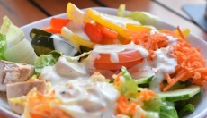 # Hoe gezonde en smakelijke saladedressings te maken

Salades zijn een geweldige manier om je dageli