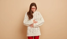 Hoe zich te ontdoen van een opgeblazen gevoel met behulp van huismiddeltjes en kruiden