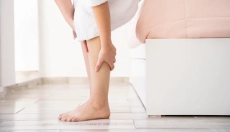 Wat veroorzaakt een gezwollen enkel zonder letsel en hoe kan dit worden voorkomen?