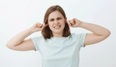 Hoe om te gaan met een verstopt oor door verkoudheid?